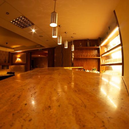 Hotel Tenishouse Marki  Bagian luar foto