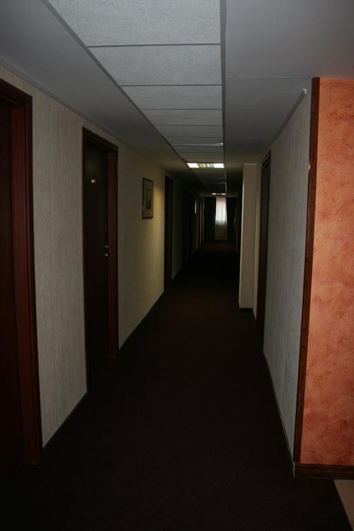 Hotel Tenishouse Marki  Bagian luar foto