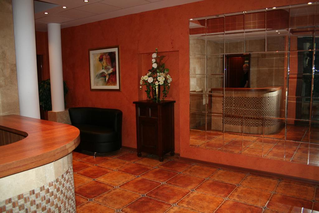 Hotel Tenishouse Marki  Bagian luar foto