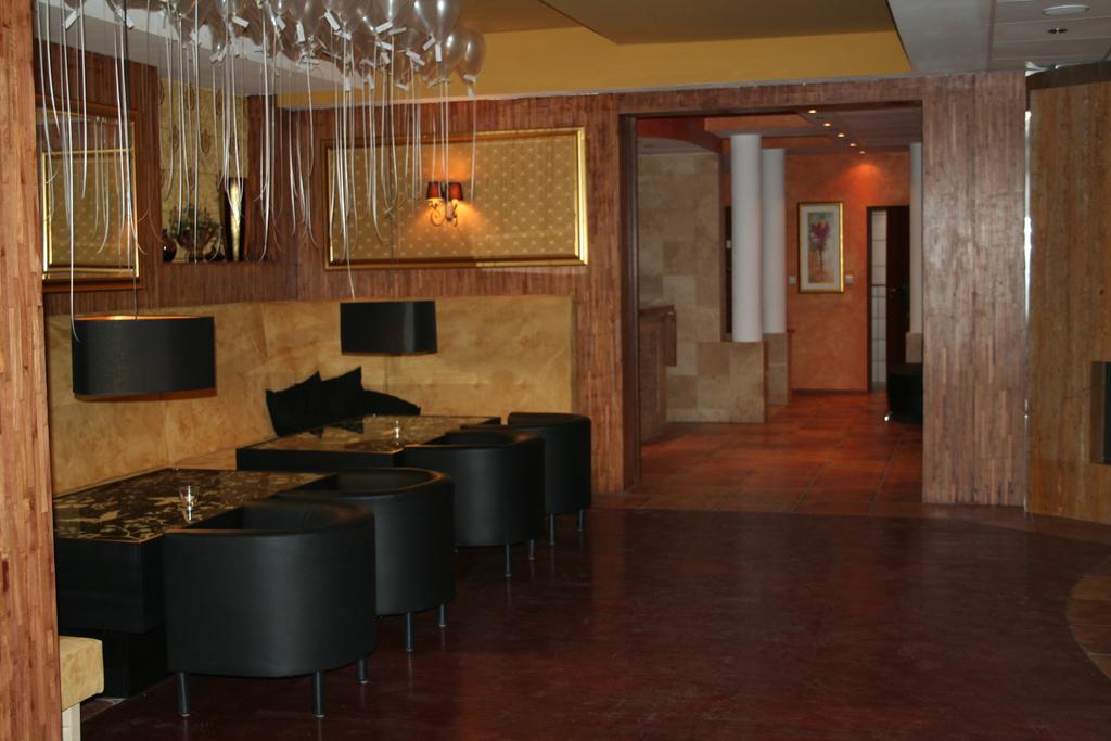 Hotel Tenishouse Marki  Bagian luar foto