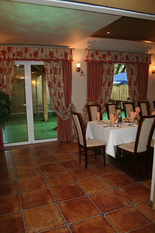 Hotel Tenishouse Marki  Bagian luar foto