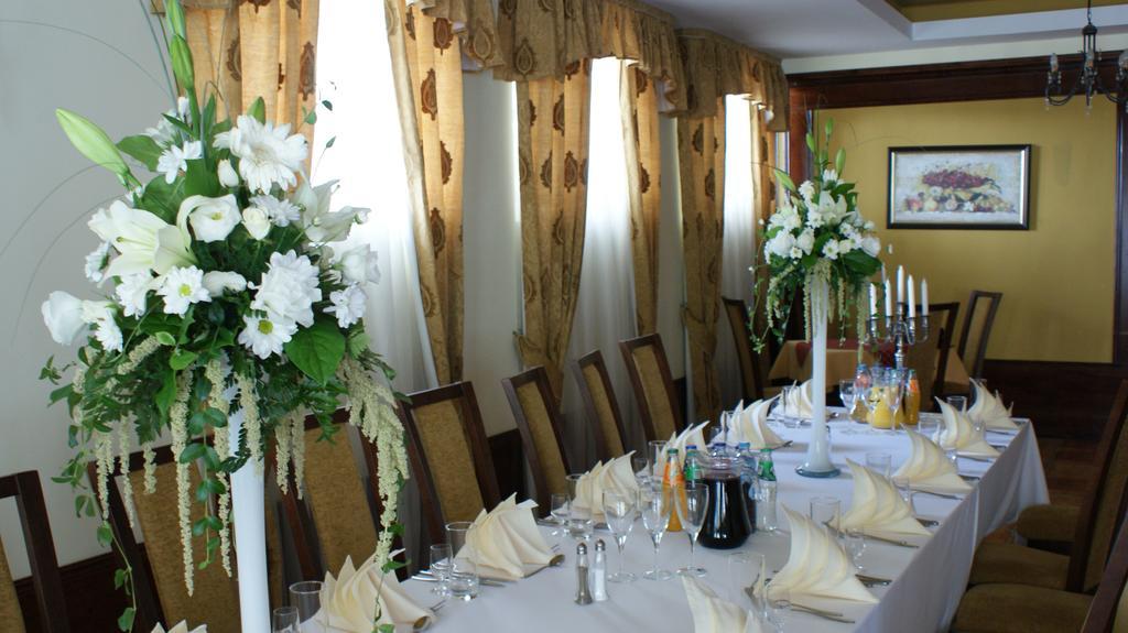 Hotel Tenishouse Marki  Bagian luar foto