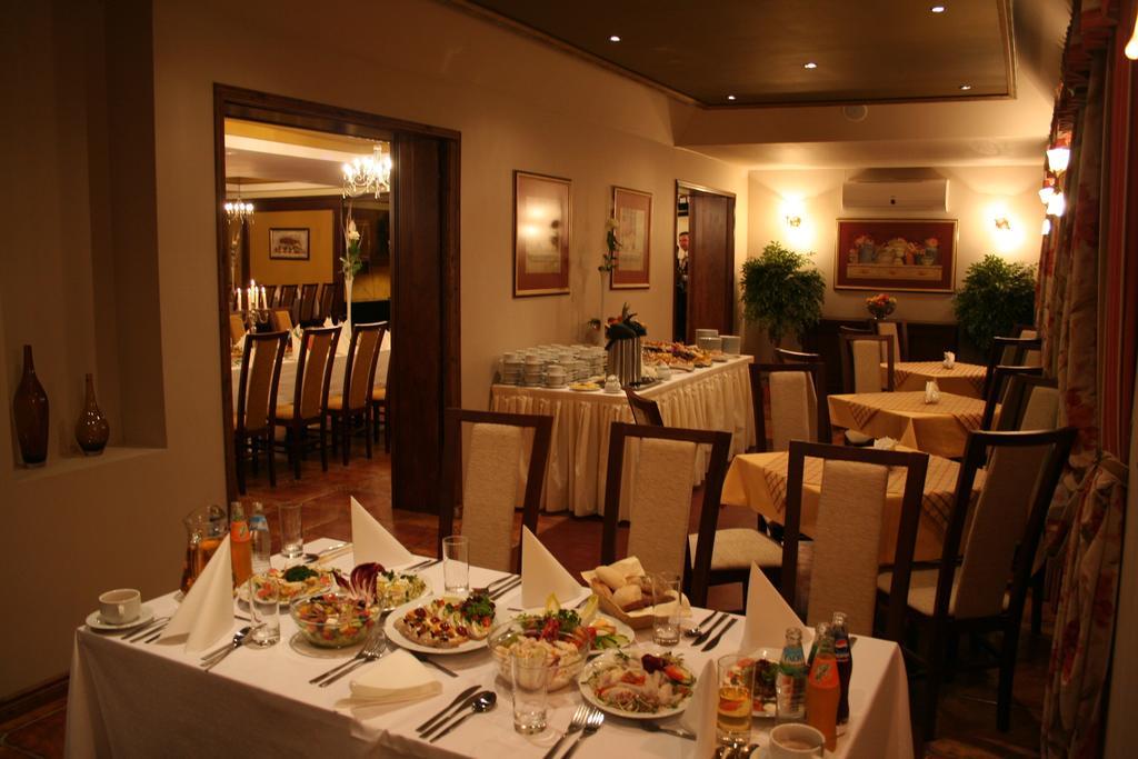 Hotel Tenishouse Marki  Bagian luar foto