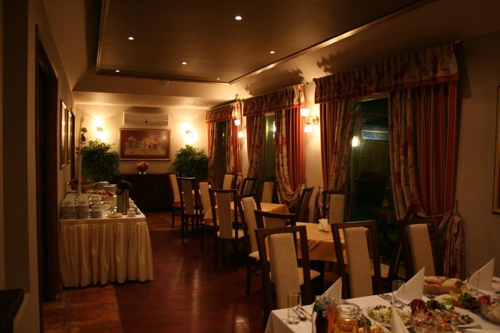 Hotel Tenishouse Marki  Bagian luar foto