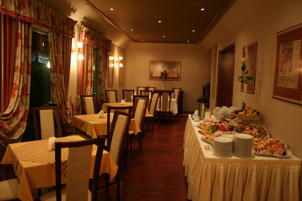 Hotel Tenishouse Marki  Bagian luar foto