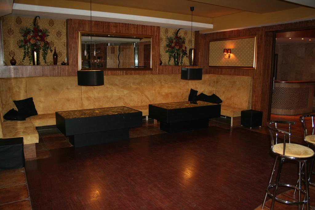 Hotel Tenishouse Marki  Bagian luar foto