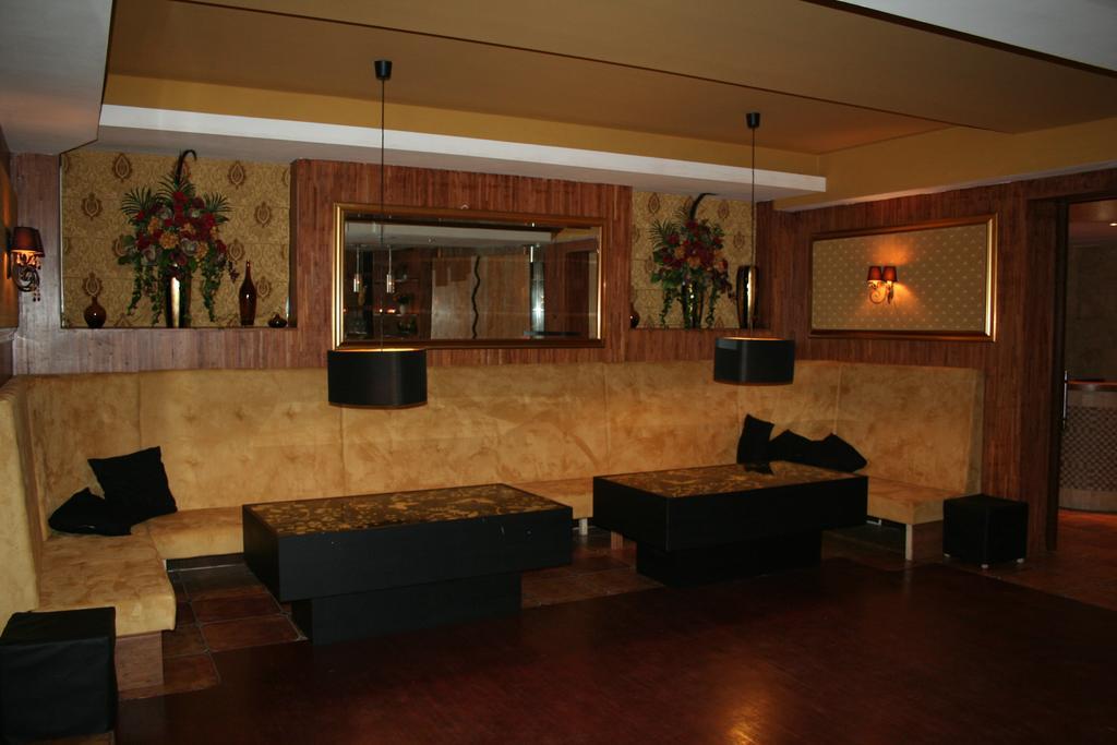Hotel Tenishouse Marki  Bagian luar foto