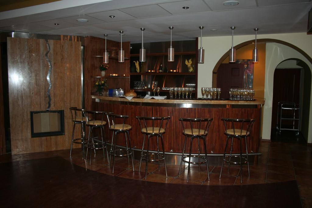 Hotel Tenishouse Marki  Bagian luar foto
