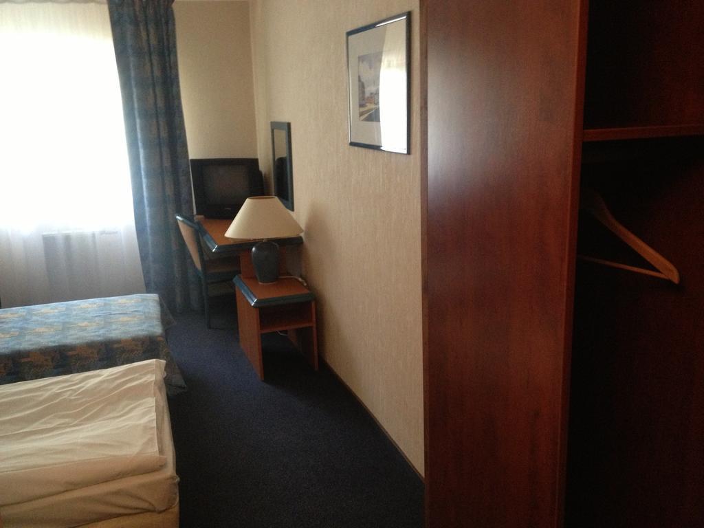 Hotel Tenishouse Marki  Ruang foto