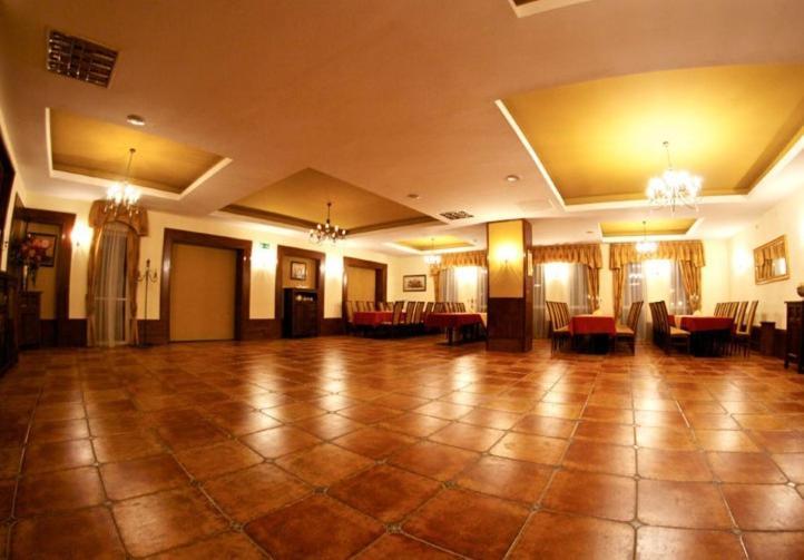 Hotel Tenishouse Marki  Bagian luar foto