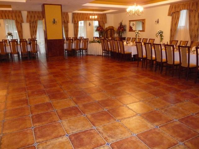 Hotel Tenishouse Marki  Bagian luar foto
