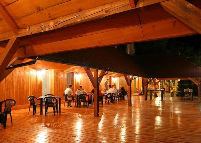 Hotel Tenishouse Marki  Bagian luar foto